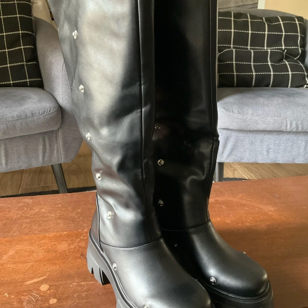 Amazon Essentials Black slouching boots. Metallic Accents - Picture 10 of 14